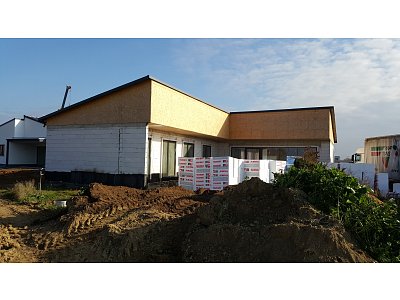 Novostavba RD s dvoulpášťovou střechou i deální pro foukanou izolaci